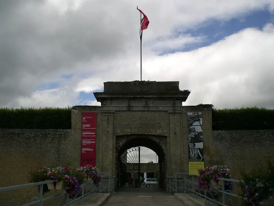 La porte monumentale de l’Arsenal, surmontée du drapeau français.