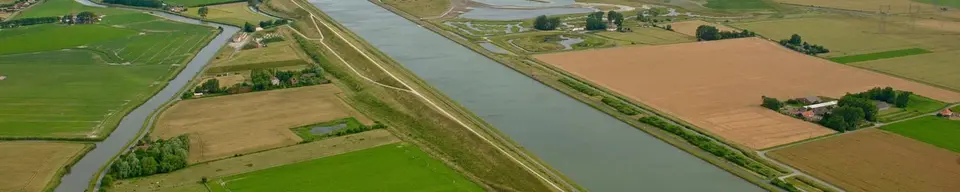 Le plan d’eau du PAarc et les espaces verts qui l’entourent, vus du ciel.