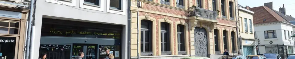 L’entrée de la médiathèque municipale depuis la rue.