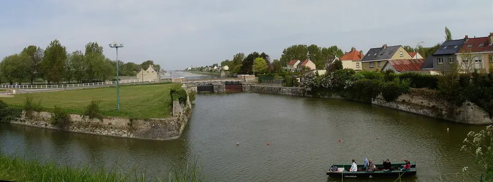 L’Aa traverse les fortifications, bordée de quais et de maisons.