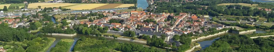 Gravelines vue du ciel, avec ses fortifications et ses bassins.