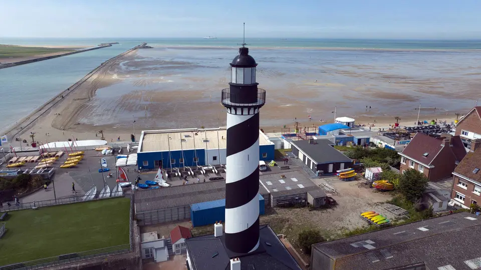 Le phare rayé noir et blanc près de la plage de Petit-Fort-Philippe.
